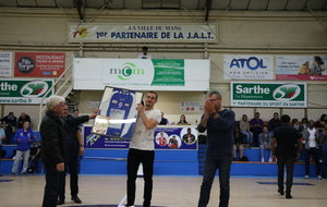 Maillot d'honneur pour Julien remis par les trois présidents successifs qui l'ont vu évoluer en bleu