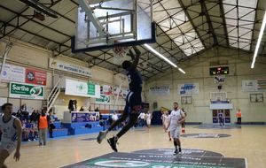 Reverse dunk spectaculaire